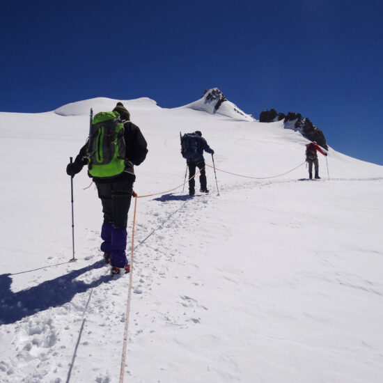 Alpinistes face aux 4000m du Mont Rose (Valais, Alpes)